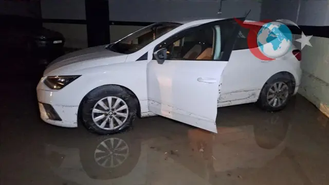 İstanbul'da Otoparkı Su Bastı: Araçlar ve Elektrik Trafoları Zarar Gördü