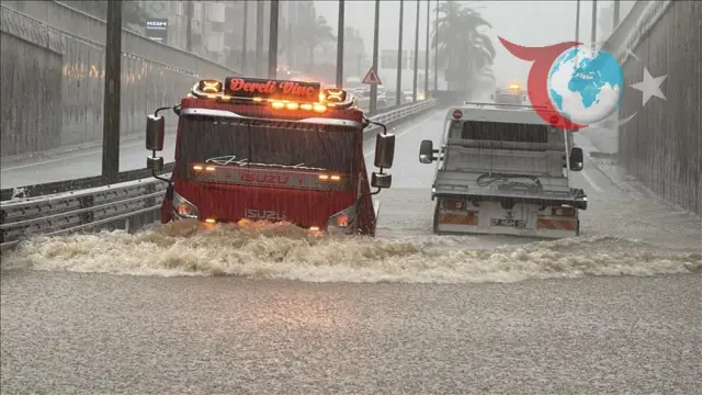 Antalya'da Sağanak Yağmur Sonrası Sokaklar Göle Döndü