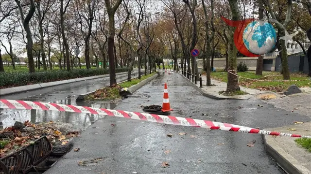 İstanbul'da Sağanak Yağışlar ve Fırtına Hayatı Etkiliyor
