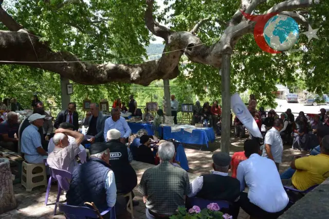 Demirci Halk Eğitim Merkezi Kursiyerlerinin Eserleri Tarihi Çınarın Gölgesinde Sergilendi