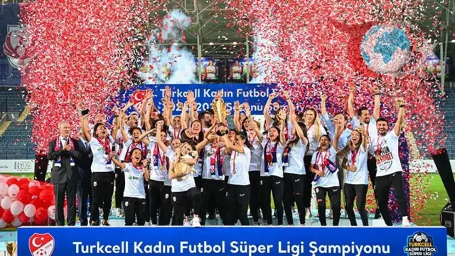 ABB FOMGET Kadın Futbol Takımı Şampiyonluk Kutlamalarını Coşkuyla Yaşadı