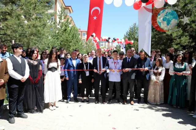 Ağrı Merkez Hayrettin Atmaca Anadolu Lisesi TÜBİTAK 4006 Bilim Fuarı Açıldı