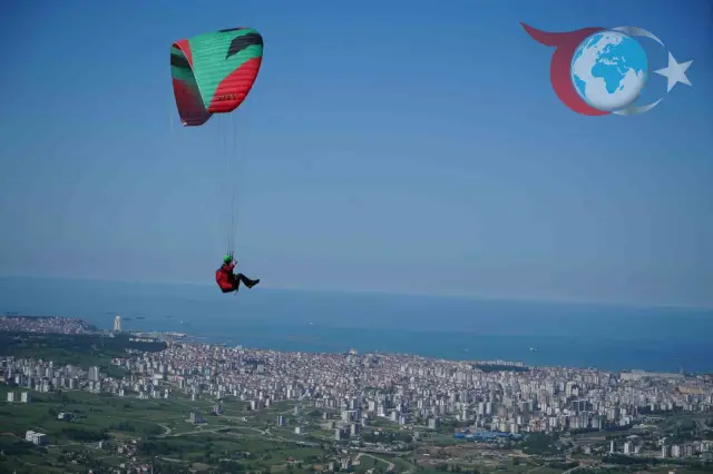 Samsun'da Atatürk'ü Anma Bayramı Yamaç Paraşütü Gösterileri