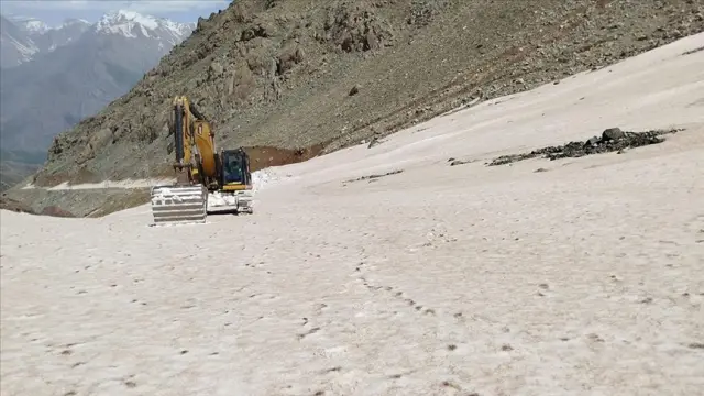 Hakkari İlçe Özel İdaresi Karla Mücadele Çalışmalarına Başladı