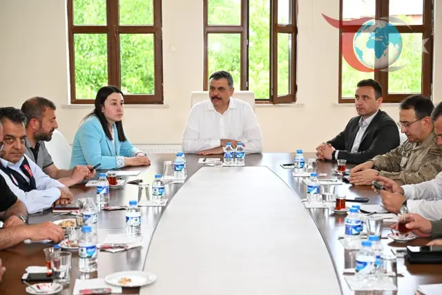 Erzurum Valisi Mustafa Çiftçi, toprak kaymasıyla ilgili bölgede incelemelerde bulundu