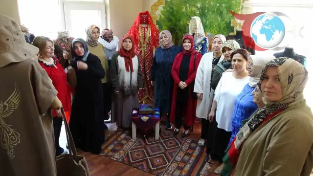 Kütahya'da Kadınların El Emeği ve Tasarım Becerisi Bir Arada Sergilendi