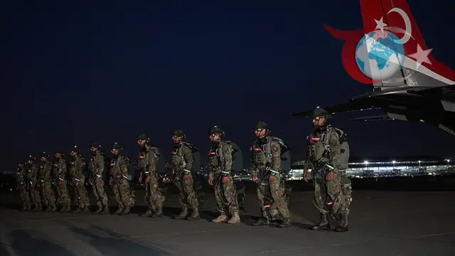 Kayseri'de Gerçekleştirilen "Erciyes-2025" Tatbikatında Gece Paraşüt Atlayışı