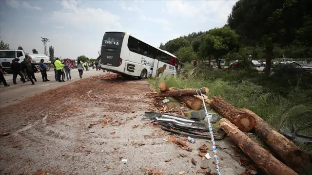 Canakkale’de Otobüs ve Kamyon Çarpıştı: Ölü ve Yaralılar Var