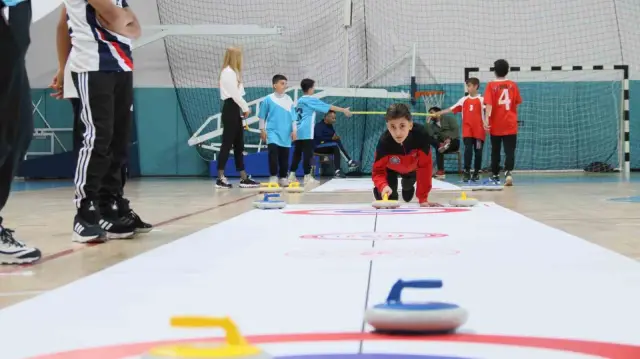 Elazığ'da Floor Curling Müsabakalarında Renkli Görüntüler