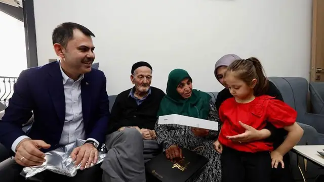 Bakan Murat Kurum Kahramanmaraş'ta depremzedelere yeni evlerinde misafir oldu