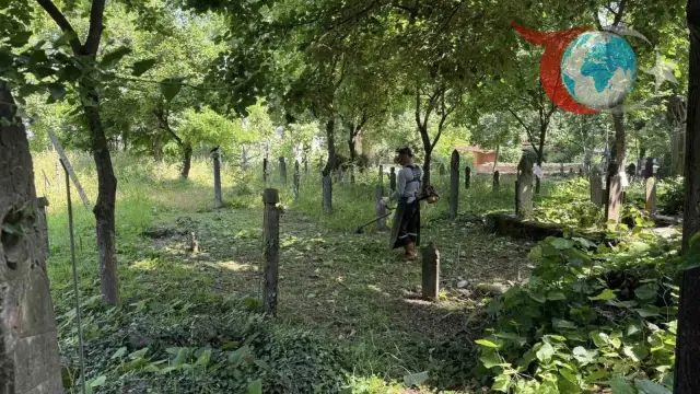 Kartepe Belediyesi Bayram Öncesi Mezarlık Temizliğiyle Öne Çıkıyor