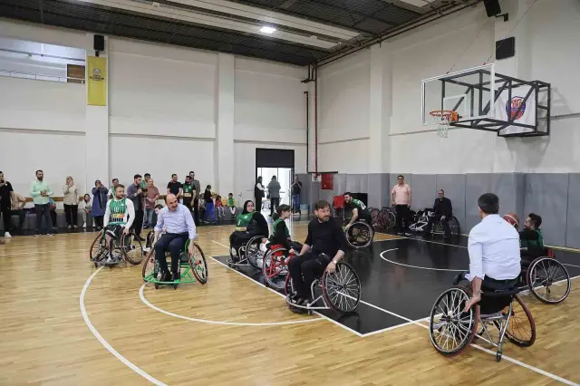 Konya Büyükşehir Belediye Başkanı Engelli Sporcularla Maç Yaptı