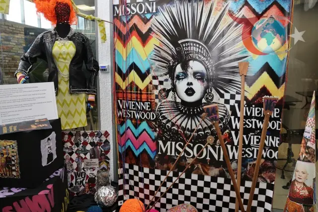 KO-MEK Moda Akademisi'nin "Vitrin Bir Sahne" Sergisi Moda ve Hikaye Anlatımını Buluşturdu
