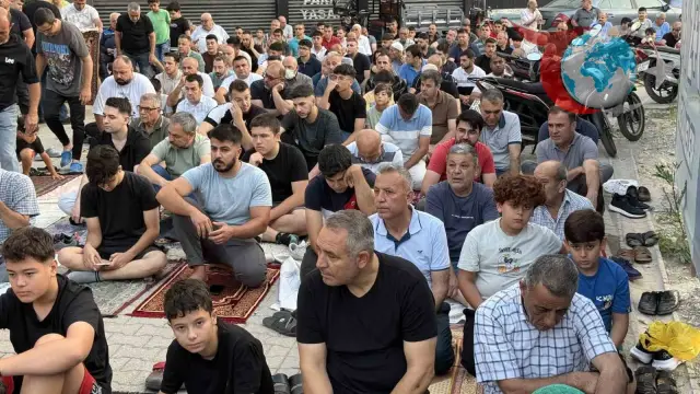 Adanalılar Bayram Namazı İçin Camileri Doldurdu