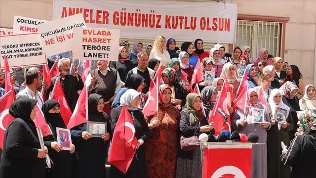 Diyarbakır Anneleri Anneler Günü'nde Evlatlarına Kavuşma Ümidiyle Oturma Eylemine Devam Ediyor