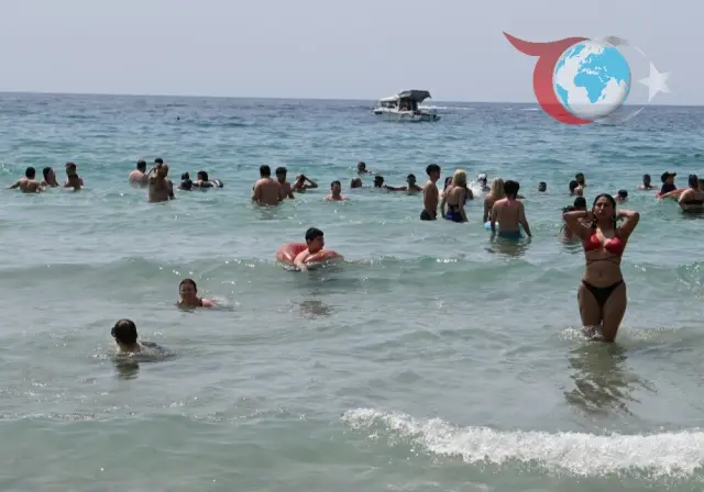 Kuşadası'nda Tatilcilerin Bayram Keyfi: Deniz, Kum ve Güneş