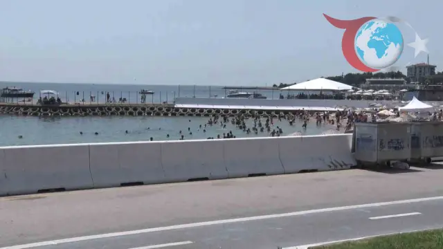 İstanbul'da Kurban Bayramı Nedeniyle Caddebostan Plajı Doldu Taştı