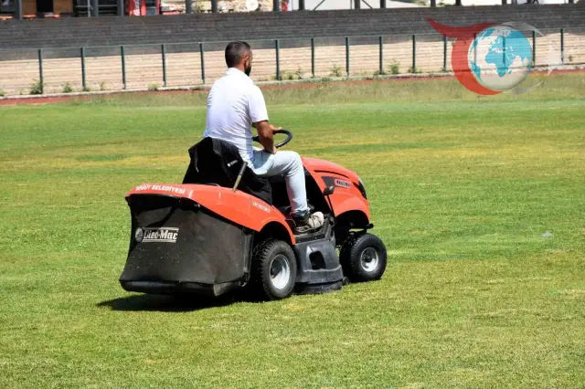 Söğüt'te Yeşil Alanlarda Çim Biçme Çalışmaları Hız Kesmeden Devam Ediyor
