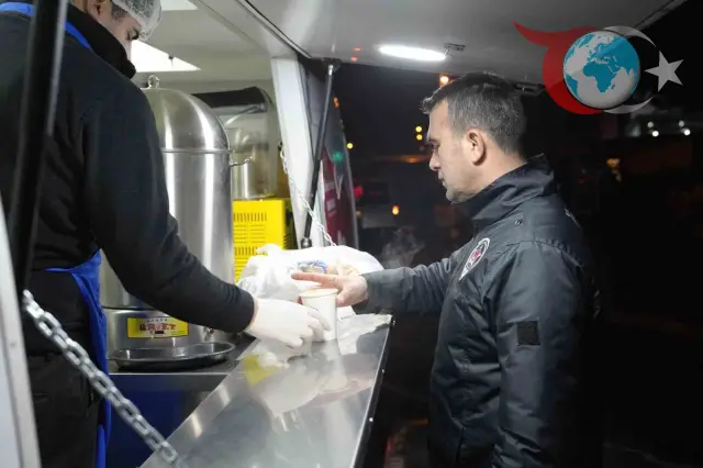 Kartal Belediyesi'nden Vatandaşlara Sıcak Çorba Desteği