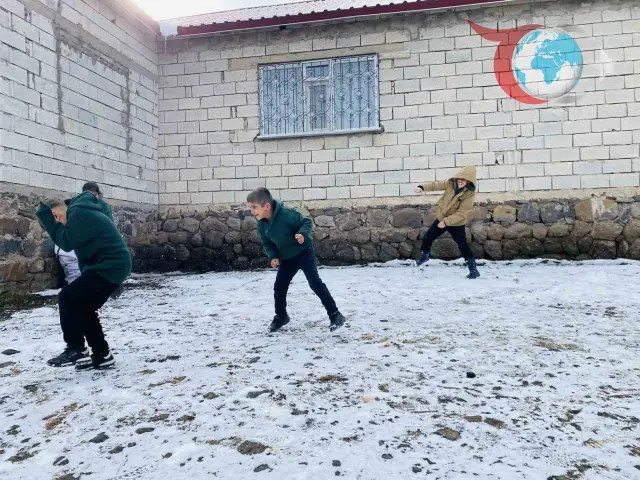 Patnos'ta Karın Büyüsü: Beyaz Manzaralar ve Çocukların Sevinci