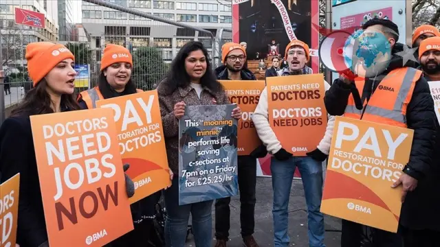 İngiltere'de Doktorlar Yeni Bir Grev Dalgası Başlattı