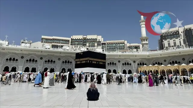 Müslüman Hacılar Mekke'ye Veda Ediyor: Duygu Yüklü Bir Yolculuk
