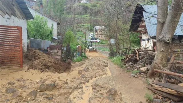 Koyulhisar Belediyesi Yağış Sonrası Sel Felaketiyle Mücadele Ediyor