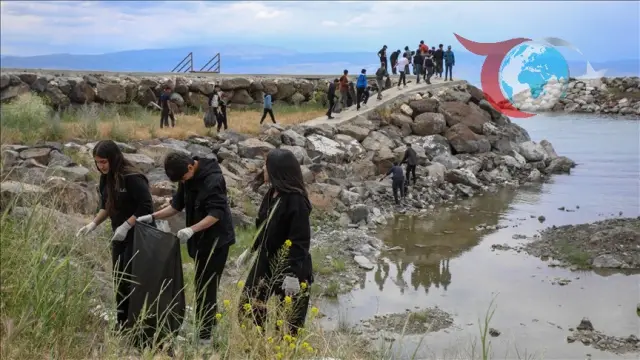 Van Gölü'nü Koruma Seferberliği: Öğrenciler Çevreyi Temizliyor