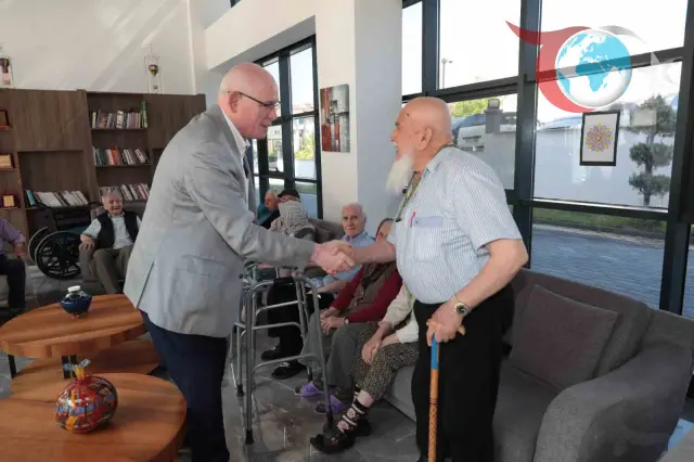 Bayram Ziyaretinde Büyüklerin Kalbini Kazanan Başkan Kurt