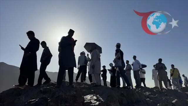 Medine'de Hacılar Kutsal Mekanlarda Duygu Dolu Anlar Yaşıyor