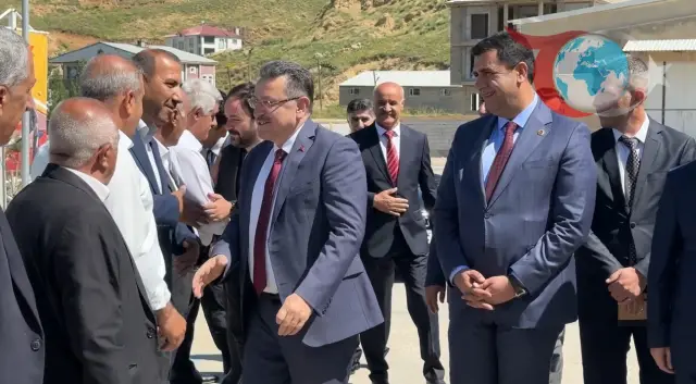 Trabzon Büyükşehir Belediye Başkanı Ahmet Metin Genç Yüksekova’da Yoğun İlgiyle Karşılandı