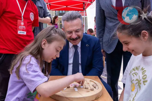Eskişehir'de Geleneksel Oyunlar Tırı Çocuklarla Buluştu