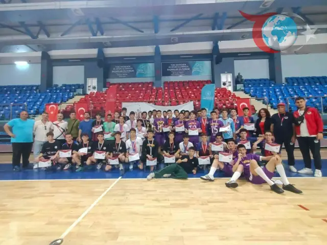 Okul Sporları Genç B Erkekler Futsal Turnuvası Sona Erdi: Şampiyon Turgut Özal Anadolu Lisesi