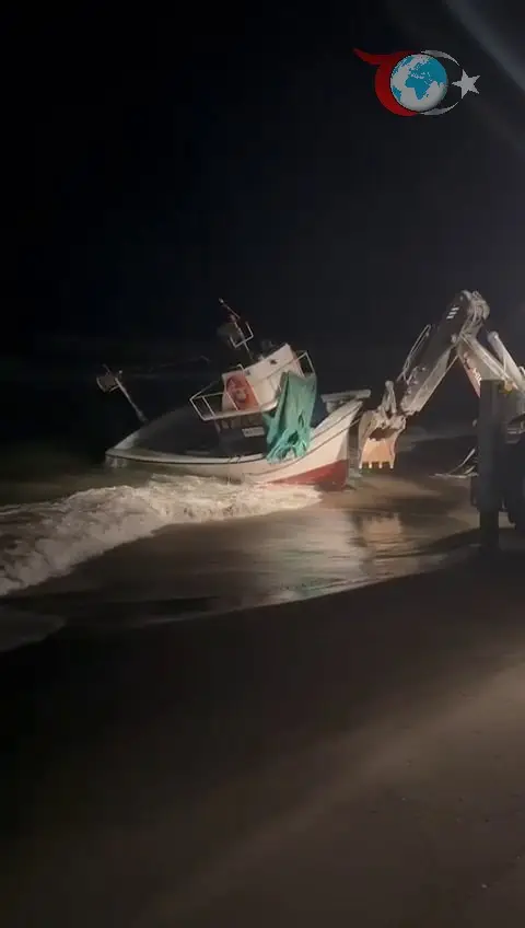 Sakarya Nehri'nin Tehlikeli Sularında Karaya Oturan Tekne Kurtarıldı
