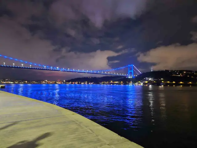 Fatih Sultan Mehmet Köprüsü Engelliler Haftası İçin Mavi Renge Büründü