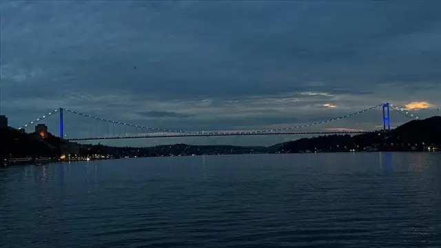 İstanbul'un Simge Noktası Engelliler Haftası için Mavi Renge Büründü