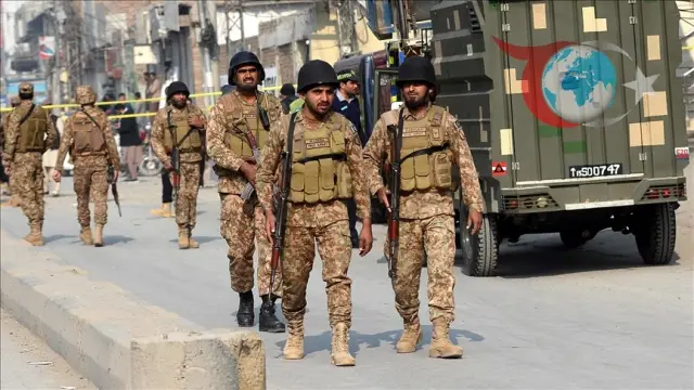 Pakistan'da Askeri Konvoya Bombalı Saldırı: Çok Sayıda Ölü ve Yaralı