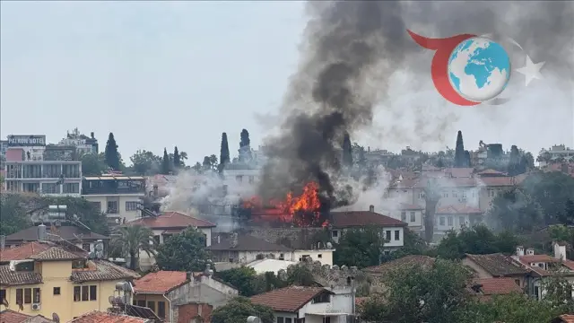Antalya'da Otel Yangını: Alevler Yanındaki Bara da Sıçradı