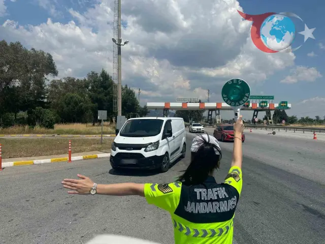 Aydın'da Jandarma Ekipleri Düzensiz Göçmenleri Araçta Yakaladı
