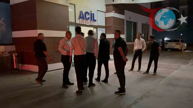 CHP'li Murat Emir Mitingde Sahneden Düşerek Yaralandı