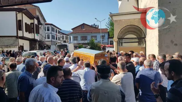 Çınar Ağacından Kopan Dalın Altında Kalan Öğretmen Hayatını Kaybetti