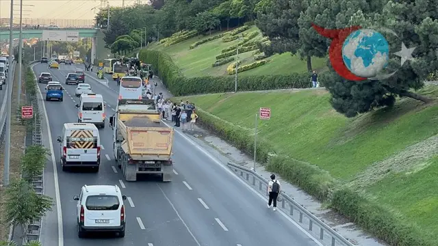 Hasdal-Okmeydanı Yolu'nda Hafriyat Kamyonu Kazası: Trafik Felç Oldu