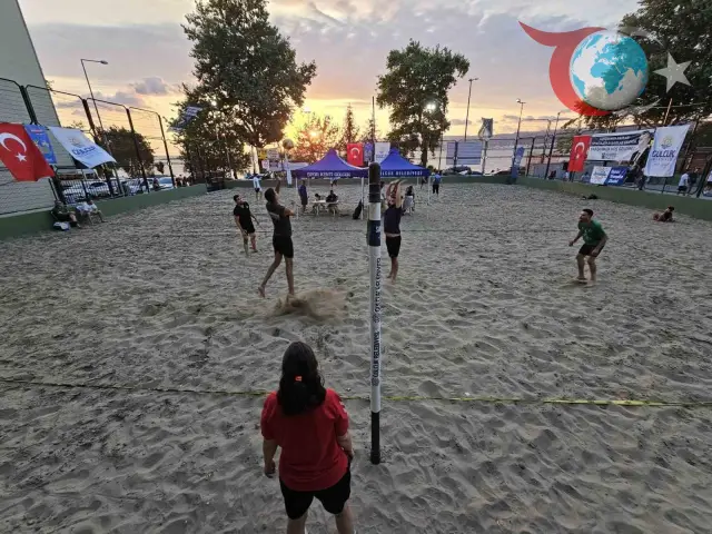 Gölcük Belediyesi’nin Geleneksel Plaj Voleybolu Turnuvası Büyük Heyecanla Başladı