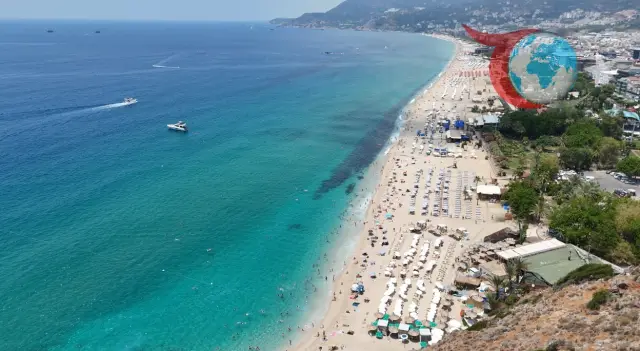 Antalya'da Kleopatra Plajı'nda Tatilcilerin Akını