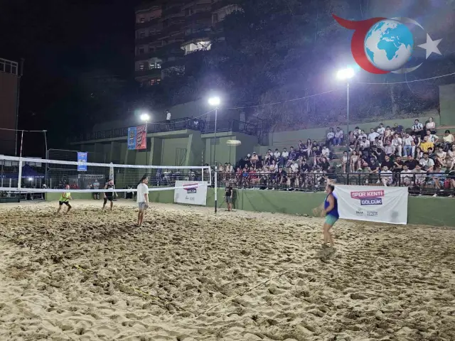 Gölcük Belediyesi'nin Plaj Voleybolu Turnuvası Renkli Anlarla Sona Erdi