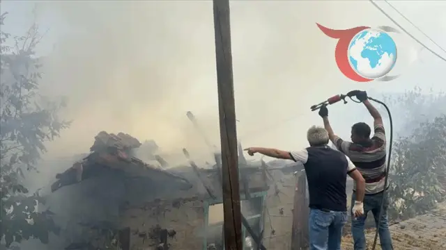 Antalya Bademli'de Çıkan Yangın Korkuttu: 3 Ev Zarar Gördü