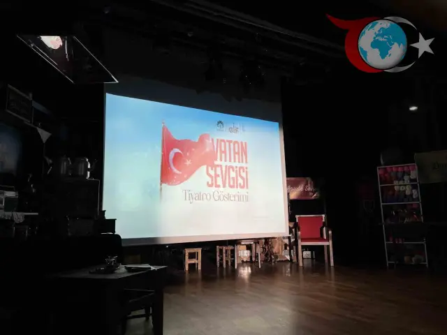 İstanbul'da Tiyatro Sahnesinde Kadınların Gücü: "Vatan Sevgisi" Gösterimi