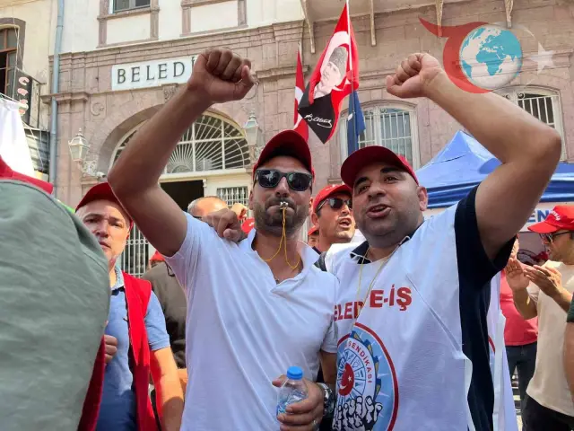 İzmir Büyükşehir Belediyesi'nde İşten Çıkarılan İşçilerin Direnişi Sürüyor