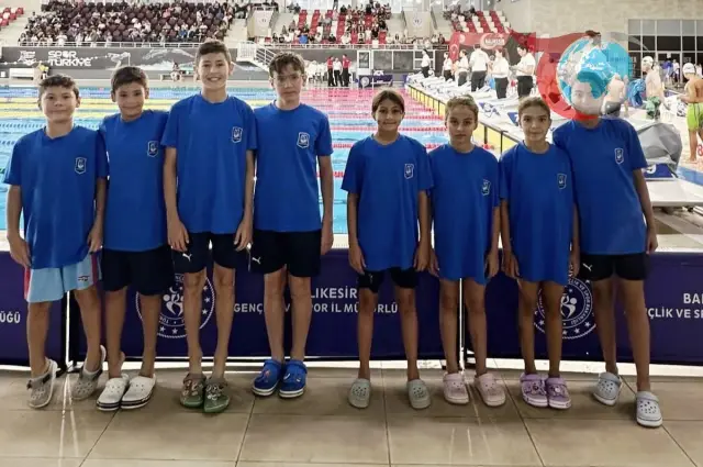 Yunusemre Belediyespor'un Yüzücüleri Balıkesir'de Gurur Kaynağı Oldu