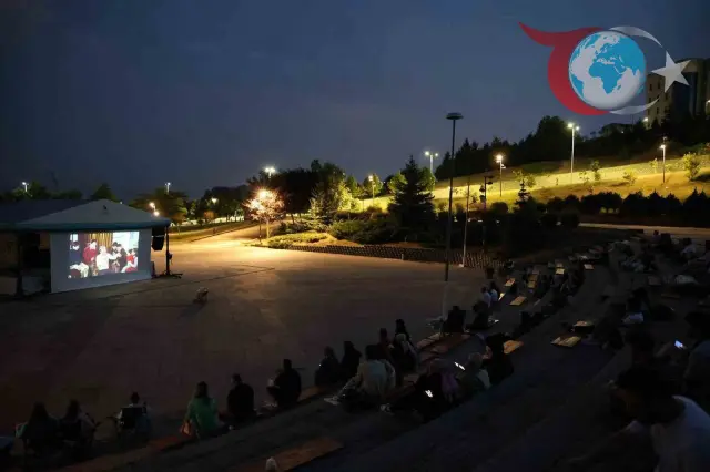 Düzce Üniversitesi'nde Nostalji Rüzgarı: Açık Hava Sinema Akşamları